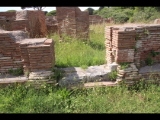 08427 ostia - regio v - insula iii - casa (v,iii,4) - eingang - suedseite - 06-2024.jpg